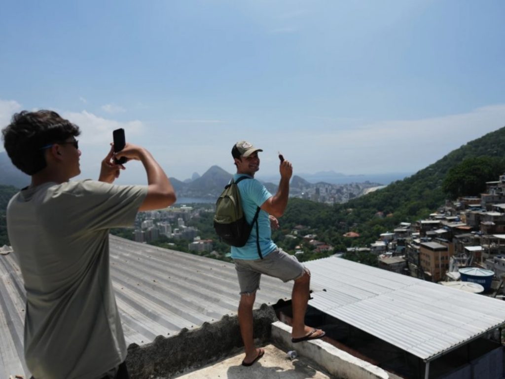Las favelas de Río de Janeiro buscan borrar su fama de violentas y se convierten en un destino popular para el turismo cultural.