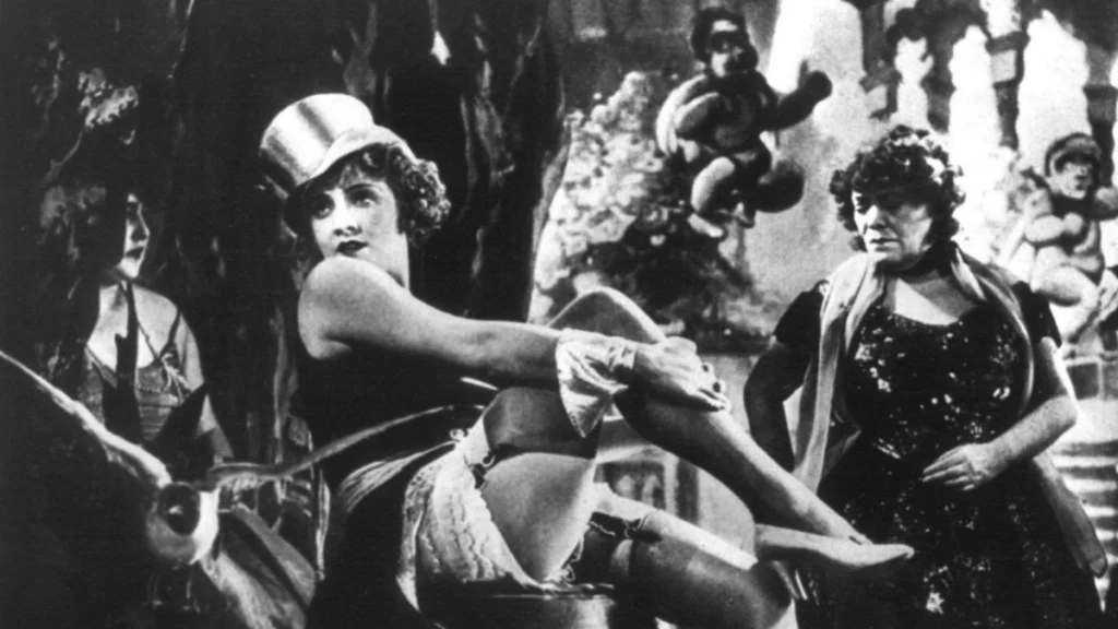 Las mujeres altas vuelven a estar de moda en el cine / Crónica de Mollye Merrick sobre las nuevas actrices que llegaron a Hollywood en 1931