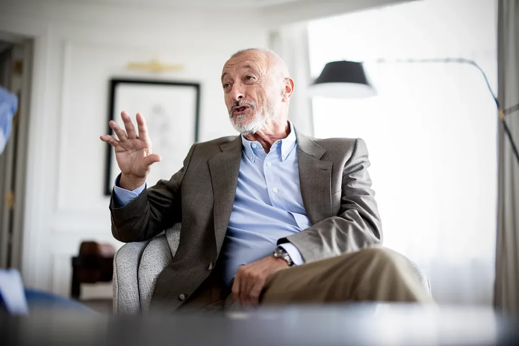 Las nuevas palabras que Pérez-Reverte señala en el Diccionario de la RAE: groupie, referenciar, risoterapia...