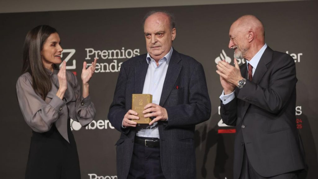 Letizia agradece a Vila-Matas que renunciara a ser “directora de circo” para ser escritor