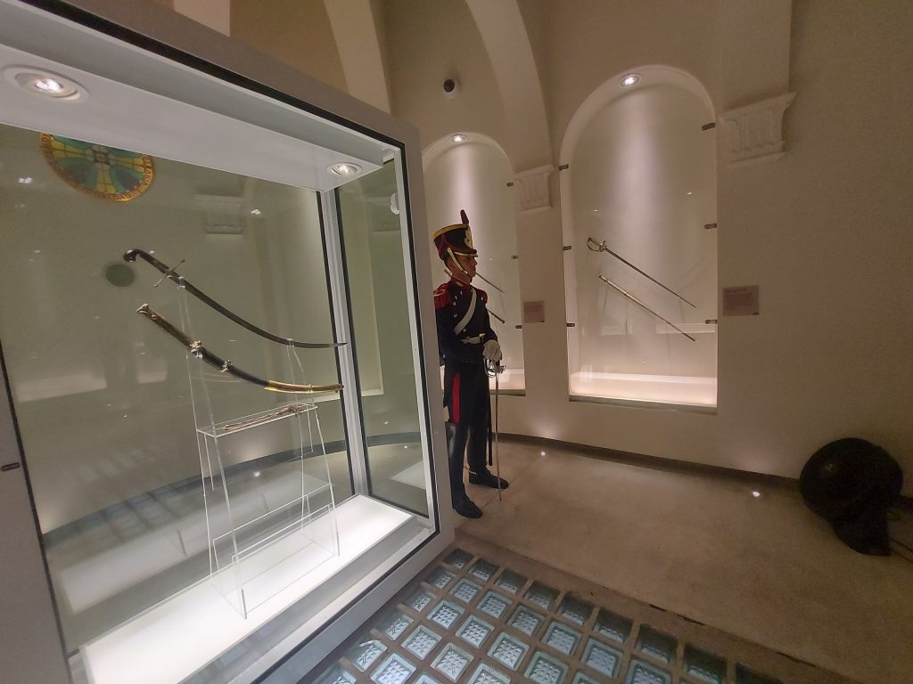 Llevarán el sable corvo de San Martín en helicóptero para un acto con Milei