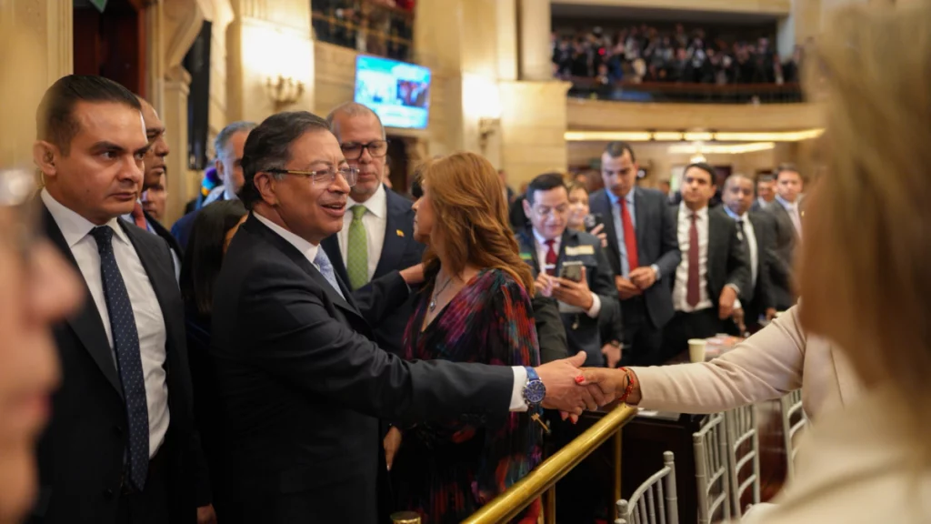 Los congresistas recibirán un golpe en su bolsillo luego de más de 20 intentos fallidos para reducir su salario, ¿qué hay detrás de esta movida?