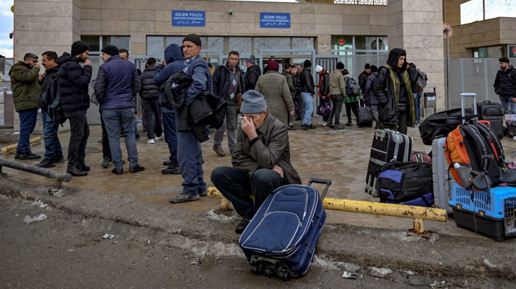 Los iraníes sellan ventanas y almacenan comida y agua mientras se preparan para el ataque. Los iraníes sellan ventanas y almacenan comida y agua mientras se preparan para el ataque.