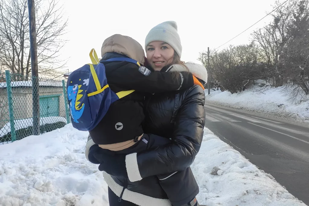 Madres ucranianas protegen a sus hijos del frío ante los cortes de energía y ataques rusos