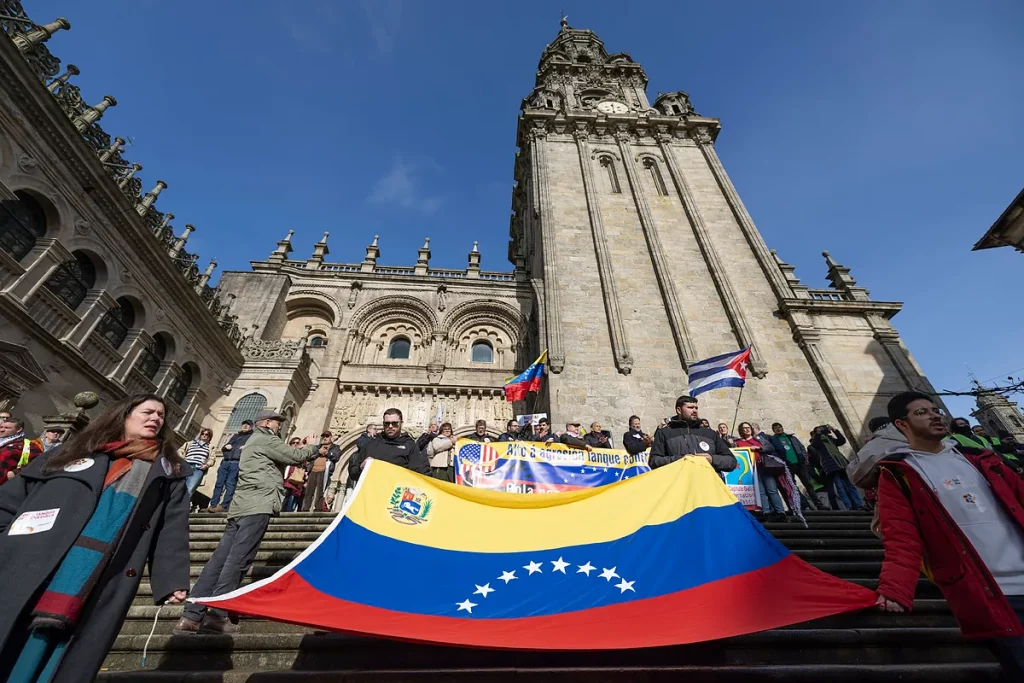 Más de 1.000 personas se manifiestan en Santiago contra el "imperialismo yanqui" y por "la paz y la soberanía" de venezuela
