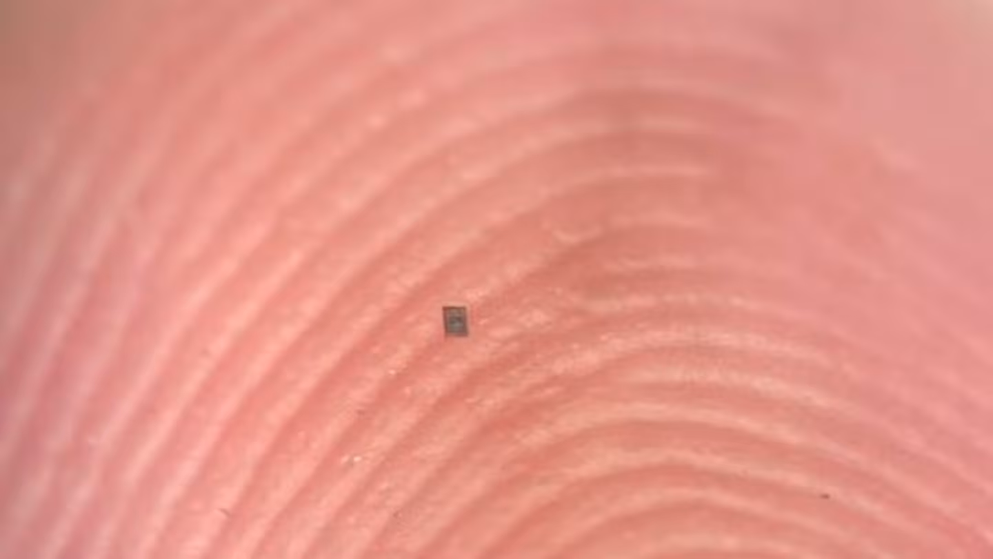 Más pequeño que un grano de sal: los científicos crean el robot autónomo más pequeño del mundo, capaz de moverse y procesar datos. Más pequeño que un grano de sal: los científicos crean el robot autónomo más pequeño del mundo, capaz de moverse y procesar datos.