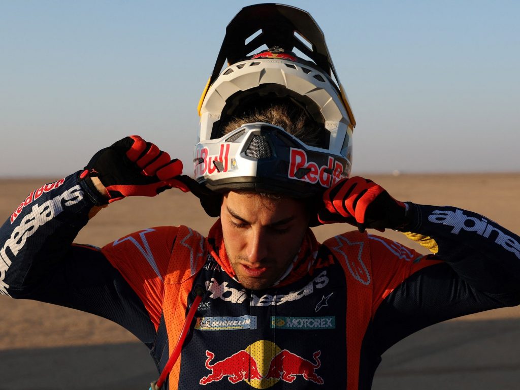 "Me caí y me terminé de romper la rodilla, pero estoy dando pelea por la punta”