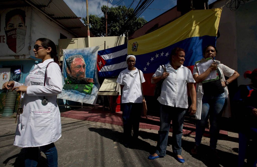 Médicos cubanos en Venezuela mantendrán "plena operatividad", aseguran autoridades de la isla