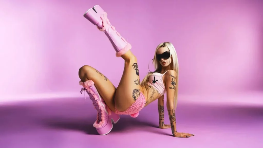 Métrika estrena su contrato con Universal vistiéndose de rosa para su nuevo EP