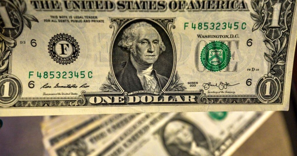 México coloca bonos de deuda por 9,000 millones de dólares, establece récord