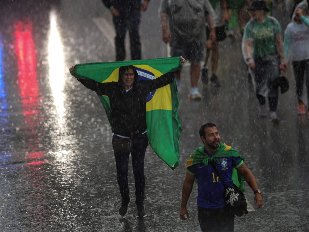 Militantes de Bolsonaro resultaron heridos de gravedad por la caída de un rayo durante una manifestación en Brasilia
