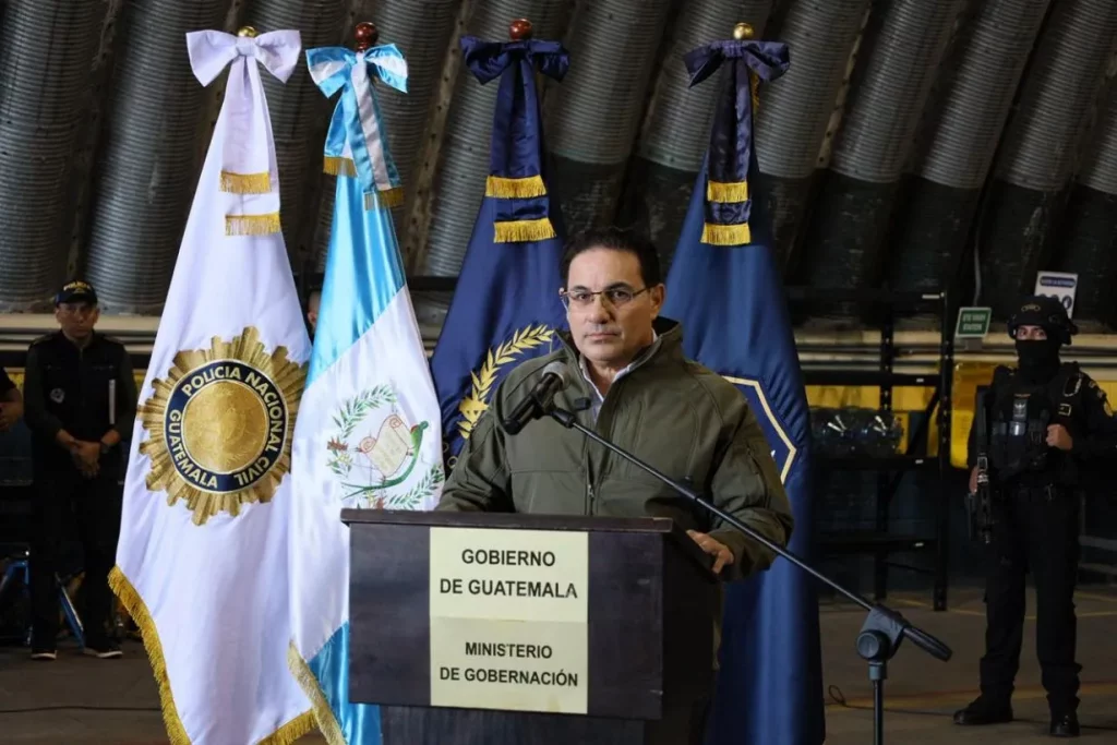 Mingob: Guardias permanecen retenidos y exigencias de reos van desde traslados hasta cama king-size