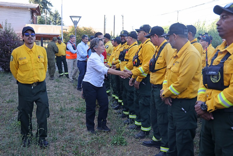 Ministra de Obras Públicas recibe a brigadistas mexicanos que apoyarán combate de incendios en La Araucanía Ministra de Obras Públicas recibe a brigadistas mexicanos que apoyarán combate de incendios en La Araucanía