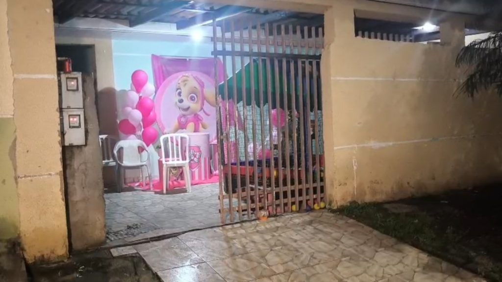 Morre mulher baleada durante ataque a tiros en fiesta infantil