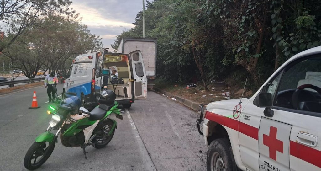 Motociclista muere tras impactar con contenedor en el boulevard Monseñor Romero