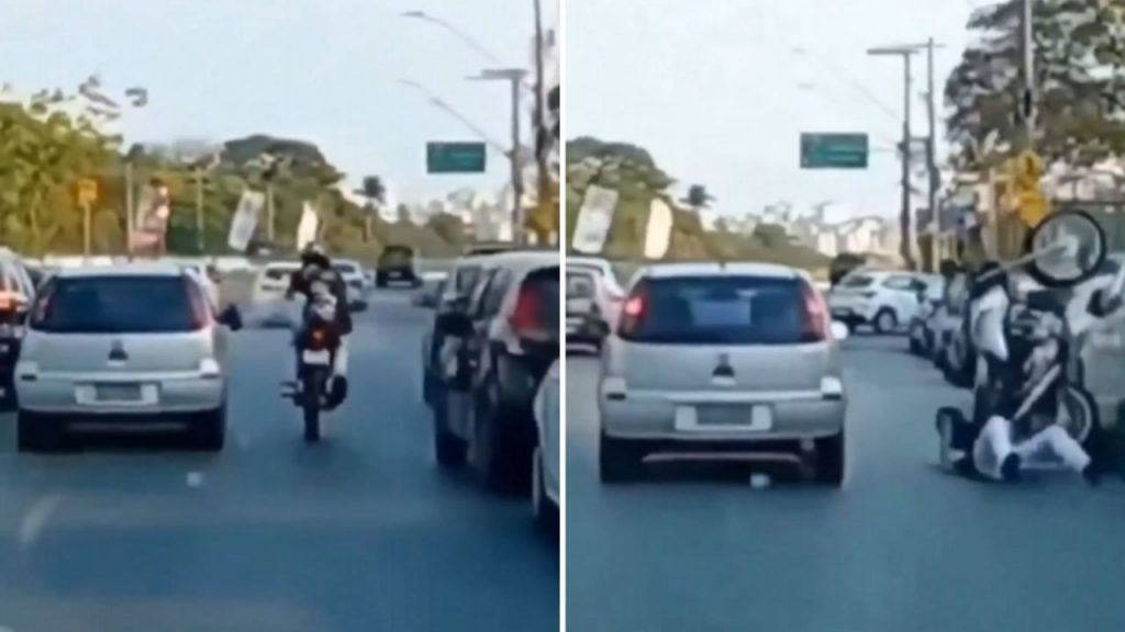 Motociclista patea a vehículo en movimiento y termina cayendo sobre el asfalto | Video Motociclista patea a vehículo en movimiento y termina cayendo sobre el asfalto | Video