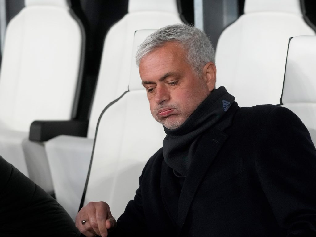 Mourinho no levanta cabeza, sumó otra derrota en Champions y declaró fuerte contra sus colegas :: Olé Mourinho no levanta cabeza, sumó otra derrota en Champions y declaró fuerte contra sus colegas :: Olé