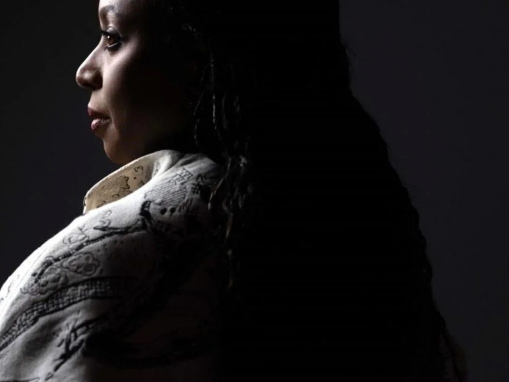 Murió el bebé de la escritora Chimamanda Ngozi Adichie y ahora investiga si fue por mala praxis