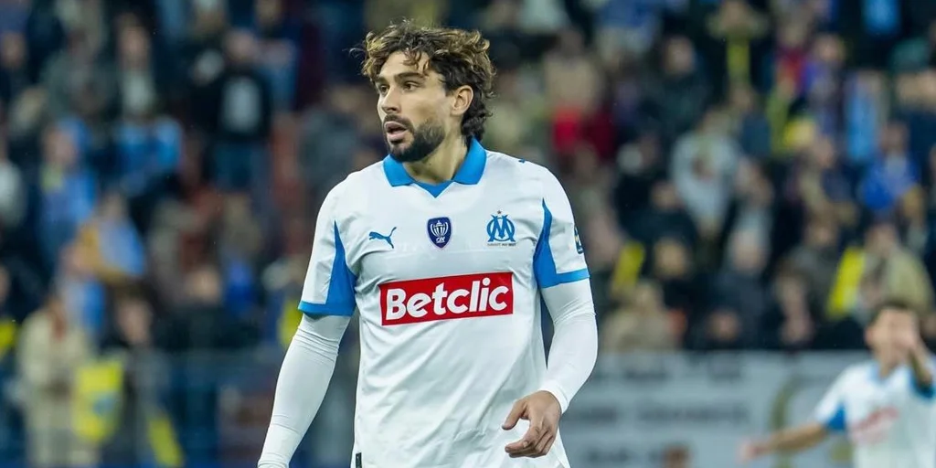 Neal Maupay llega a Sevilla, a la espera de buenas noticias Neal Maupay llega a Sevilla, a la espera de buenas noticias