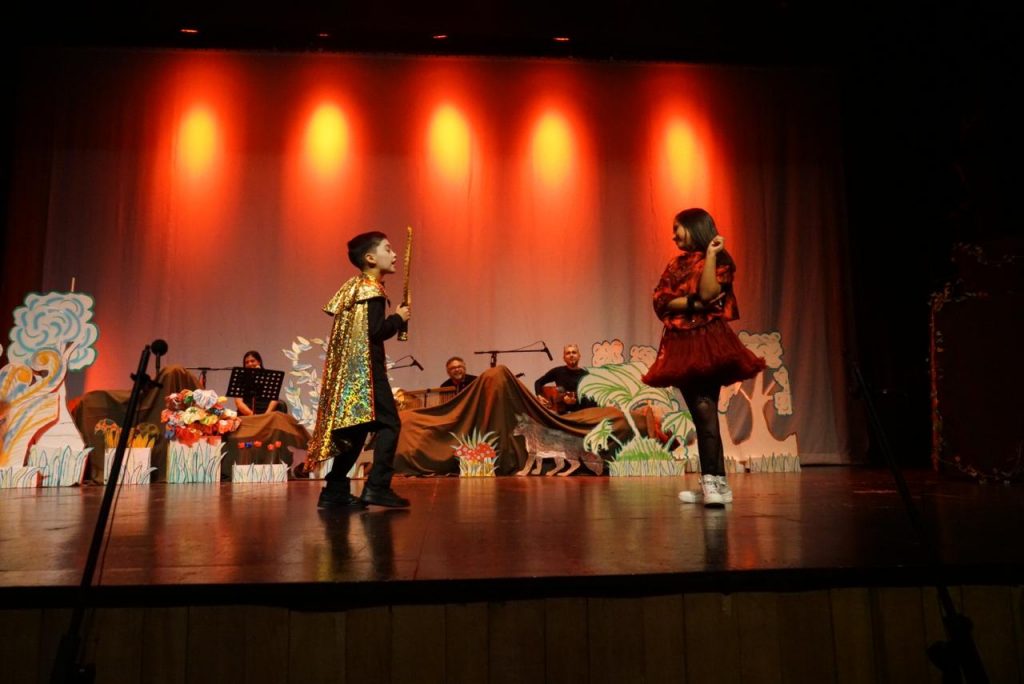 Niños y niñas de Castro despliegan todo su talento en obra teatral. Niños y niñas de Castro despliegan todo su talento en obra teatral.