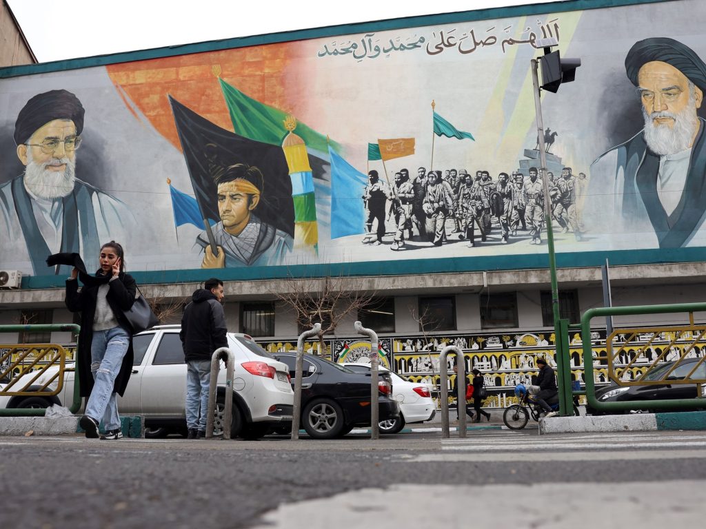 "No apunten sus armas al pueblo", hackers interrumpen la transmisión satelital de la TV estatal