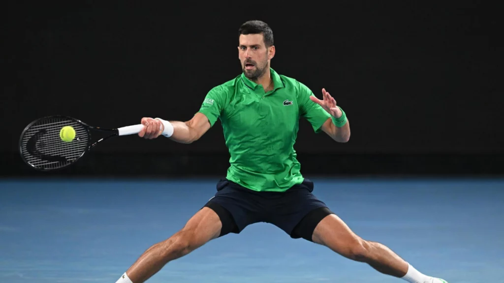 Novak Djokovic vuela a los cuartos de final del Abierto de Australia sin jugar tras el infortunio que sufrió su rival en octavos