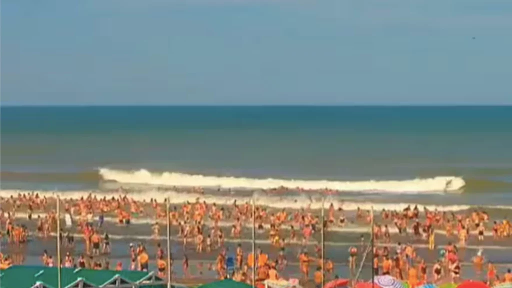 Ola gigante dejó un muerto y 35 heridos en una playa de Argentina Ola gigante dejó un muerto y 35 heridos en una playa de Argentina