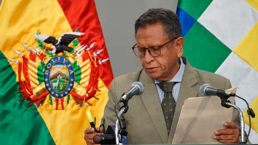 Oviedo confirma destitución de vicio, pero niega que sea por caso “maletas”