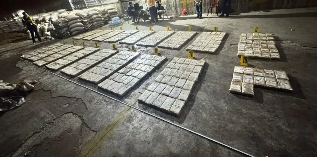 PNC localiza otros 1,044 paquetes de cocaína en dos contenedores en Puerto Quetzal