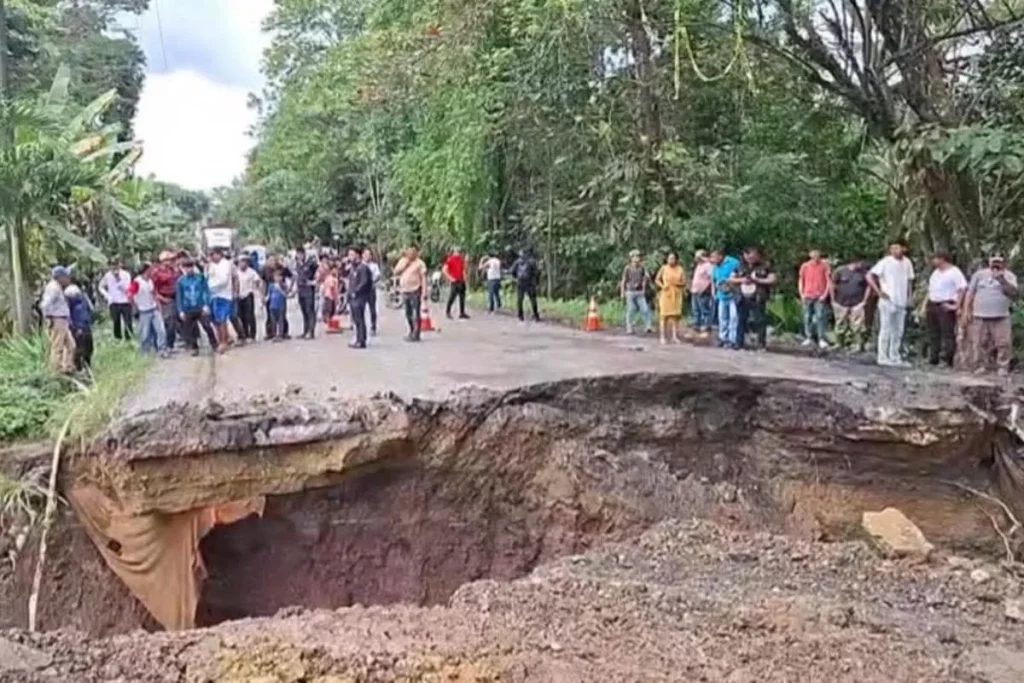 Paso vehicular cerrado tras hundimiento en la aldea La Libertad, Izabal