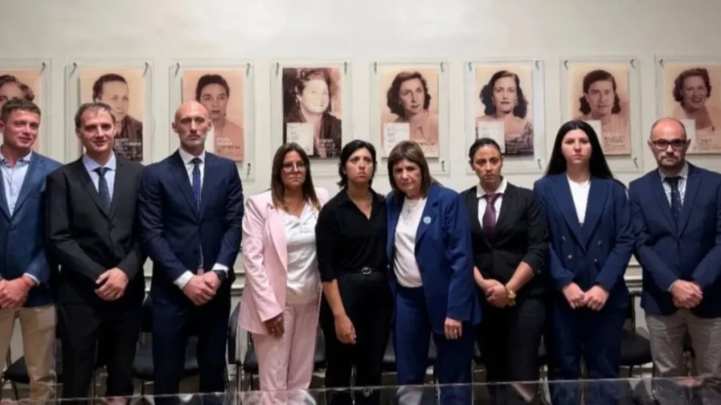 Patricia Bullrich recibió a los familiares de Jeremías Monzón y reclamó por la baja de imputabilidad: Va a ser ley Patricia Bullrich recibió a los familiares de Jeremías Monzón y reclamó por la baja de imputabilidad: Va a ser ley