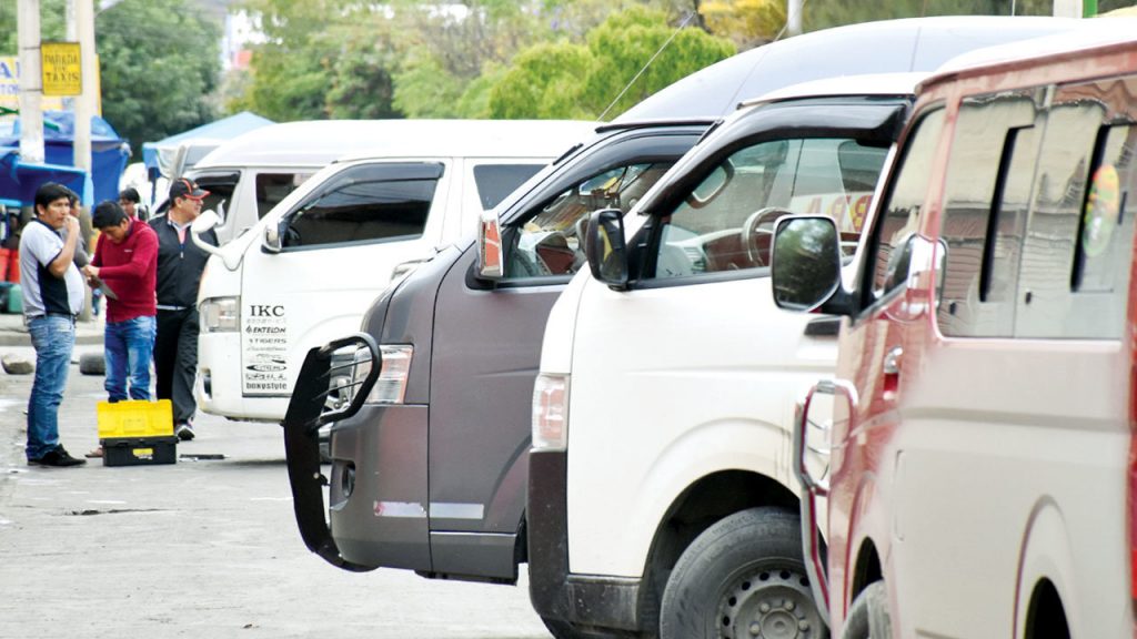 Pese a abrogación, choferes alteños no rebajan pasajes, pero anuncian tarifa para estudiantes Pese a abrogación, choferes alteños no rebajan pasajes, pero anuncian tarifa para estudiantes