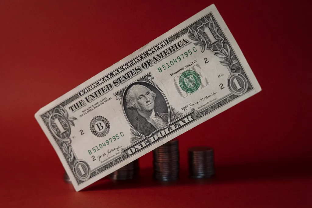 Peso tiene mejor nivel frente al dólar desde finales de mayo de 2024 • Mercados • Forbes México