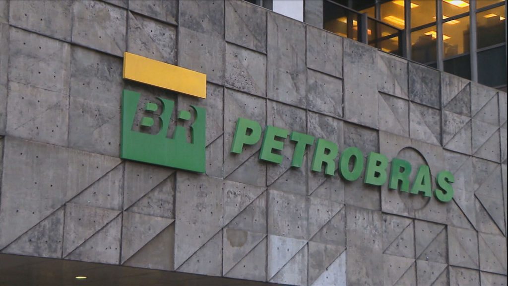 Petrobras reduce precio de gasolina en 5,2% para distribuidoras Petrobras reduce precio de gasolina en 5,2% para distribuidoras