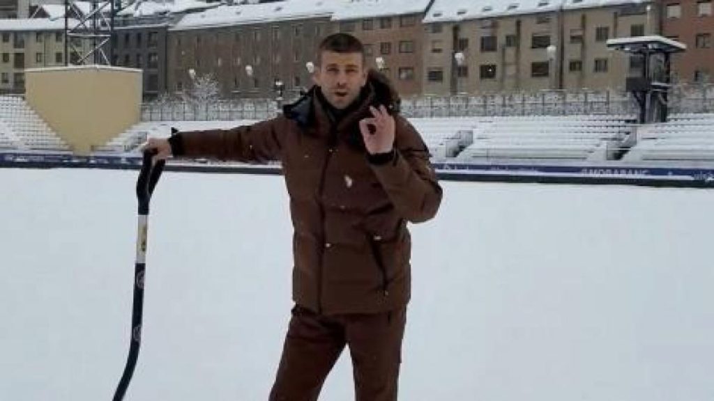 Piqué se arremanga con la pala a quitar la nieve del campo para que juegue su Andorra