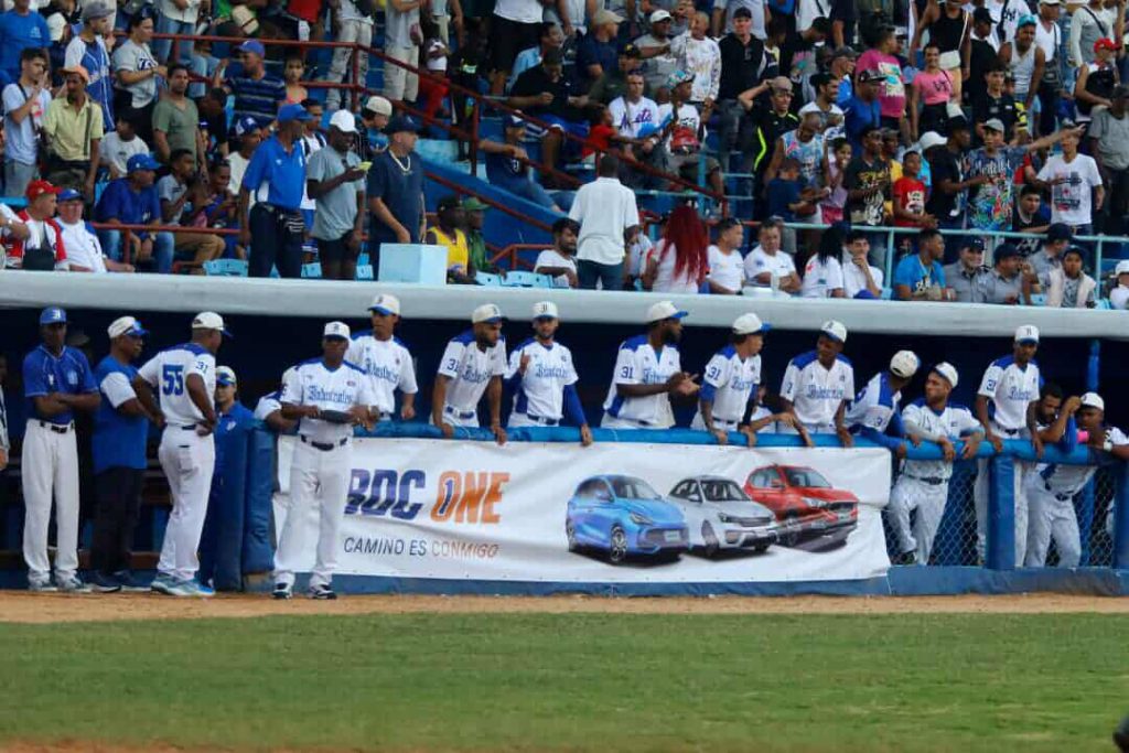 Publicidad en el béisbol cubano: ¿toque de bola o jonrón?