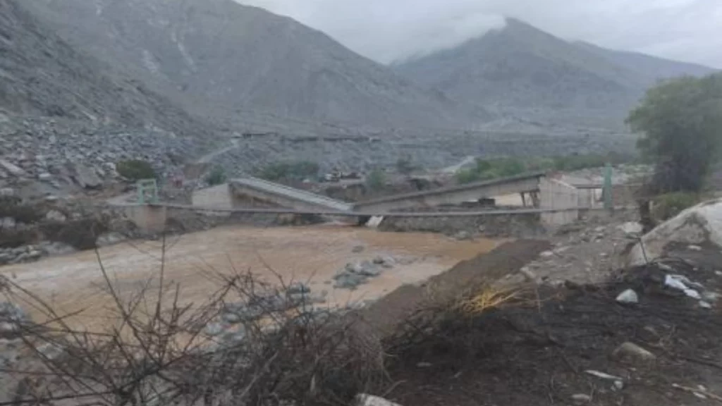 Puente de S/ 5 millones colapsa a meses de ser terminado tras fuertes lluvias