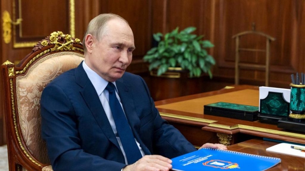 Putin se desentiende de Groenlandia y pone precio a una hipotética venta a EE.UU. Putin se desentiende de Groenlandia y pone precio a una hipotética venta a EE.UU.