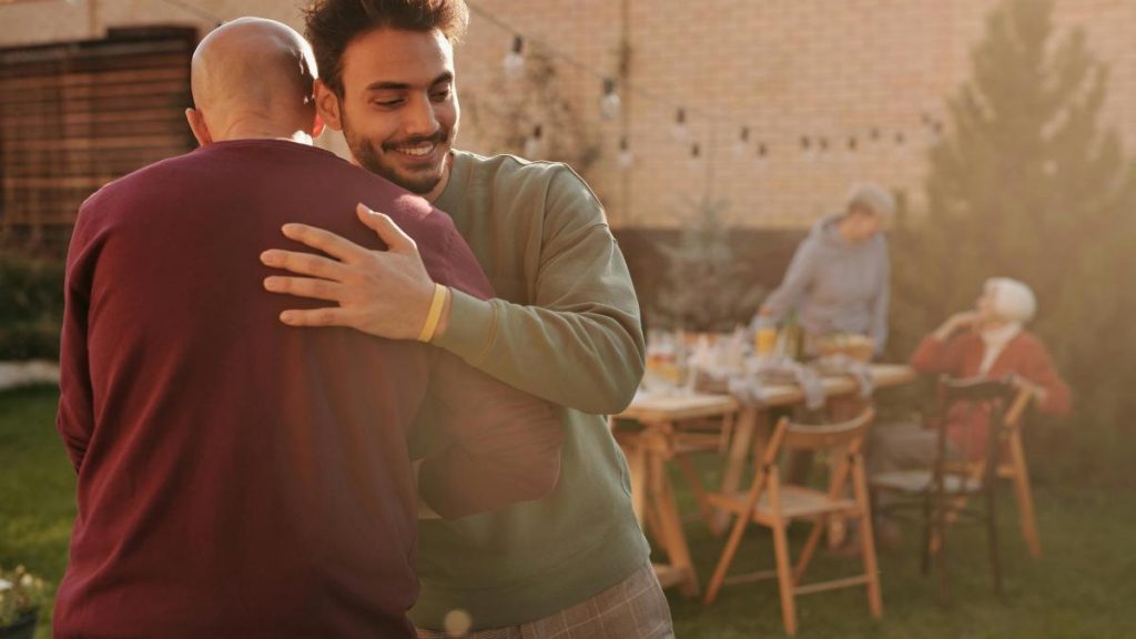 Qué significa que una persona se vaya de una fiesta sin despedirse, según la psicología