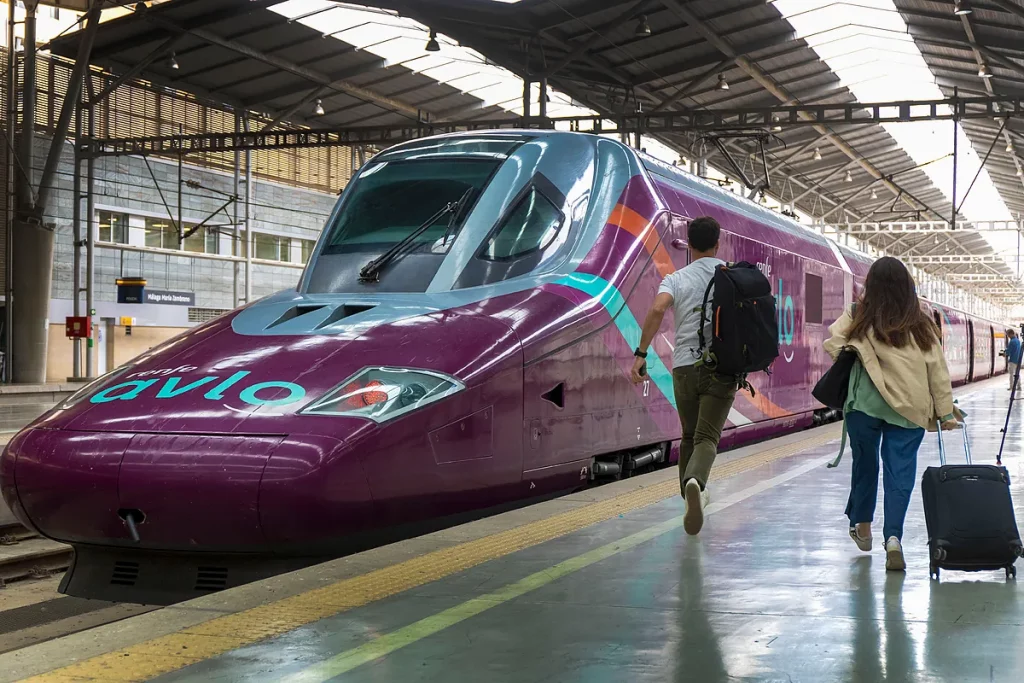 Renfe programa dos trenes especiales para rescatar a los clientes afectados por las cancelaciones de Ouigo en Andalucía