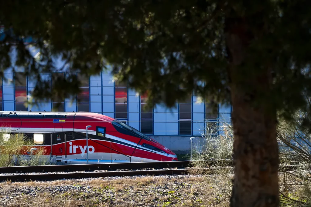 Renfe se suma a Iryo y avisa de que tampoco compensará los retrasos provocados por las limitaciones de velocidad de Adif