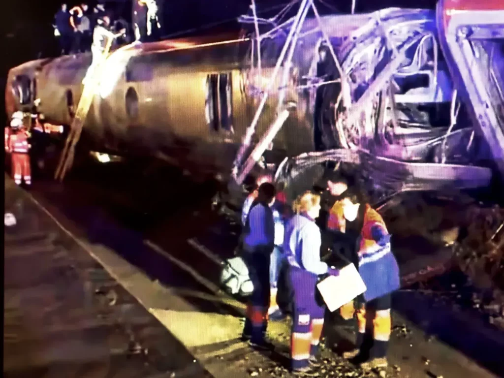 Reportan al menos 21 muertos y decenas de heridos al descargar dos trenes de alta velocidad en el sur de España • Actualidad • Forbes México
