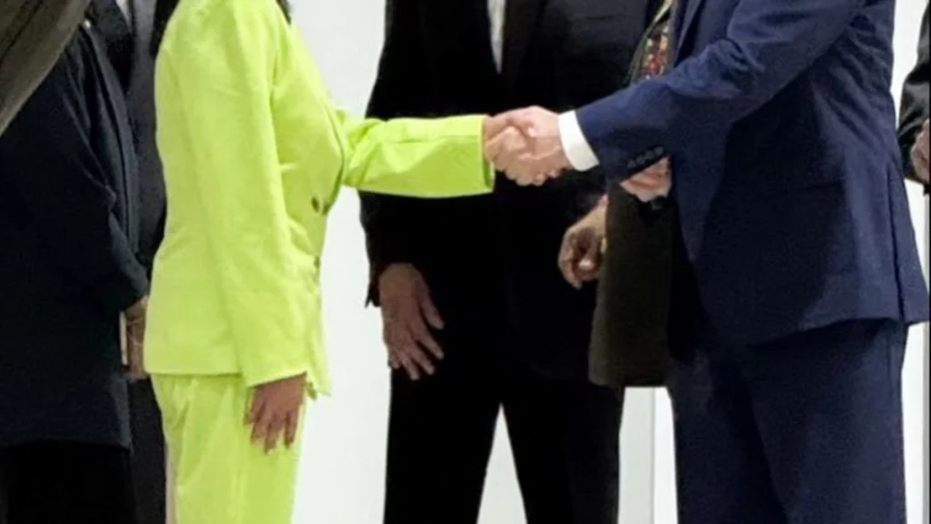 Revelan la primera foto del encuentro entre la directora de la CIA y la encargada del régimen en Venezuela, Delcy Rodríguez, en Caracas