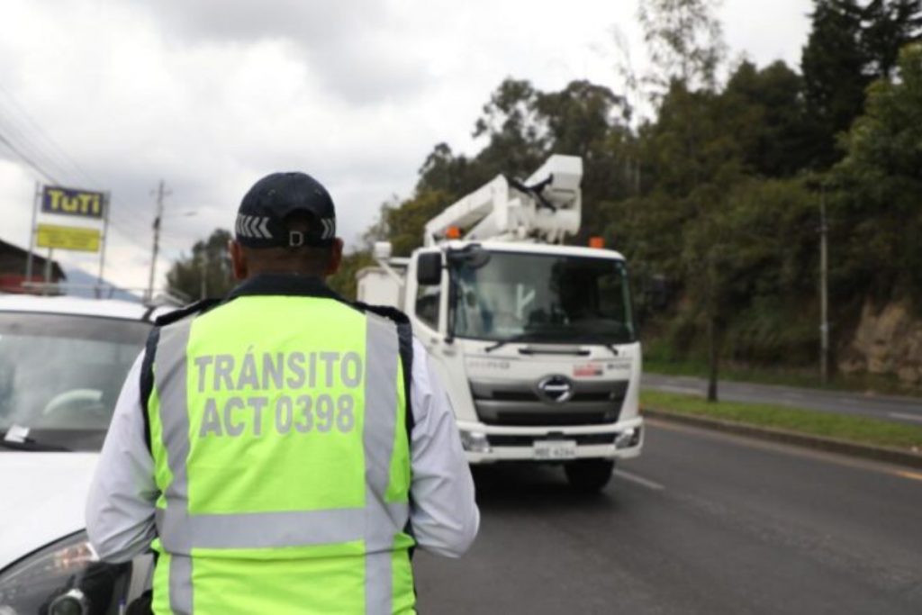 Salvoconductos falsificados para transporte pesado aparecen en controles en Quito Salvoconductos falsificados para transporte pesado aparecen en controles en Quito