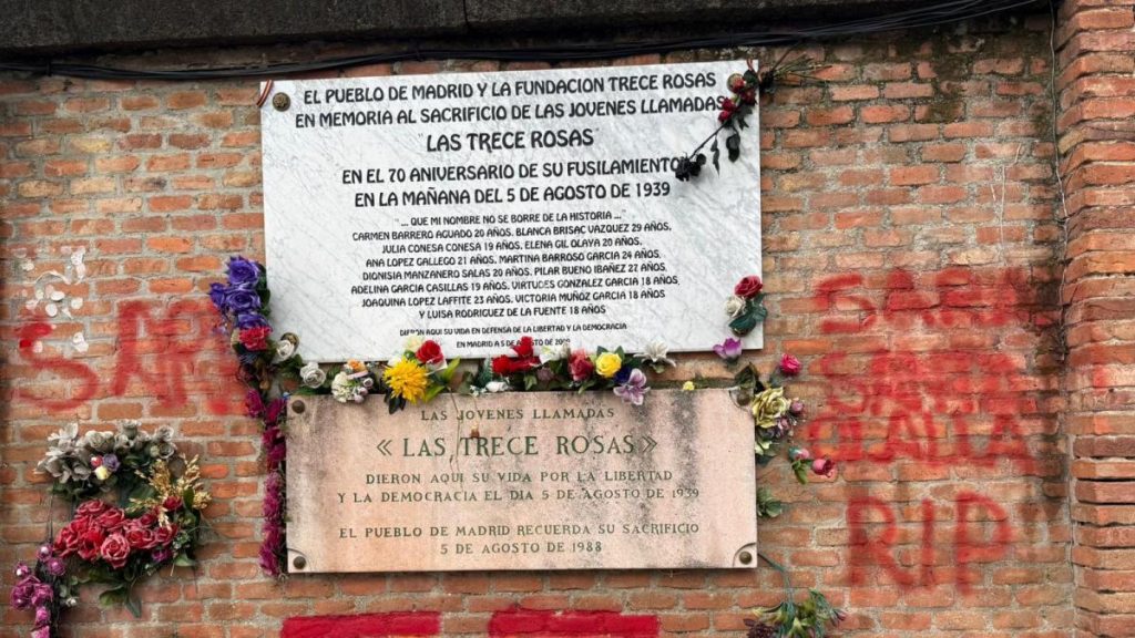 Sánchez condena la profanación de la tumba de las Trece Rosas y las amenazas a la periodista Sarah Santaolalla