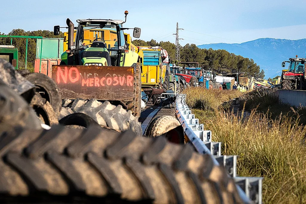 Sánchez lanza un plan de rescate generacional al campo en plena crisis por la firma del acuerdo con Mercosur: "Esto es una cortina de humo."