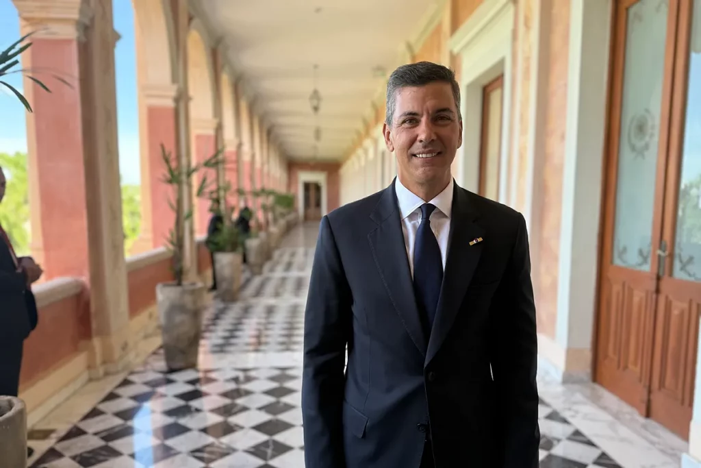 Santiago Peña, presidente de Paraguay y de Mercosur: "El campo europeo protesta por desconocimiento, que vengan y prueben nuestra carne."