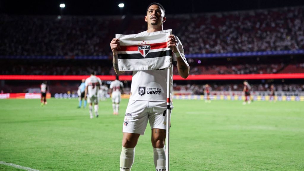 São Paulo vira sobre Flamengo na estreia do Brasileirão, ameniza crisis y deixa rival pressionado para Supercopa do Brasil