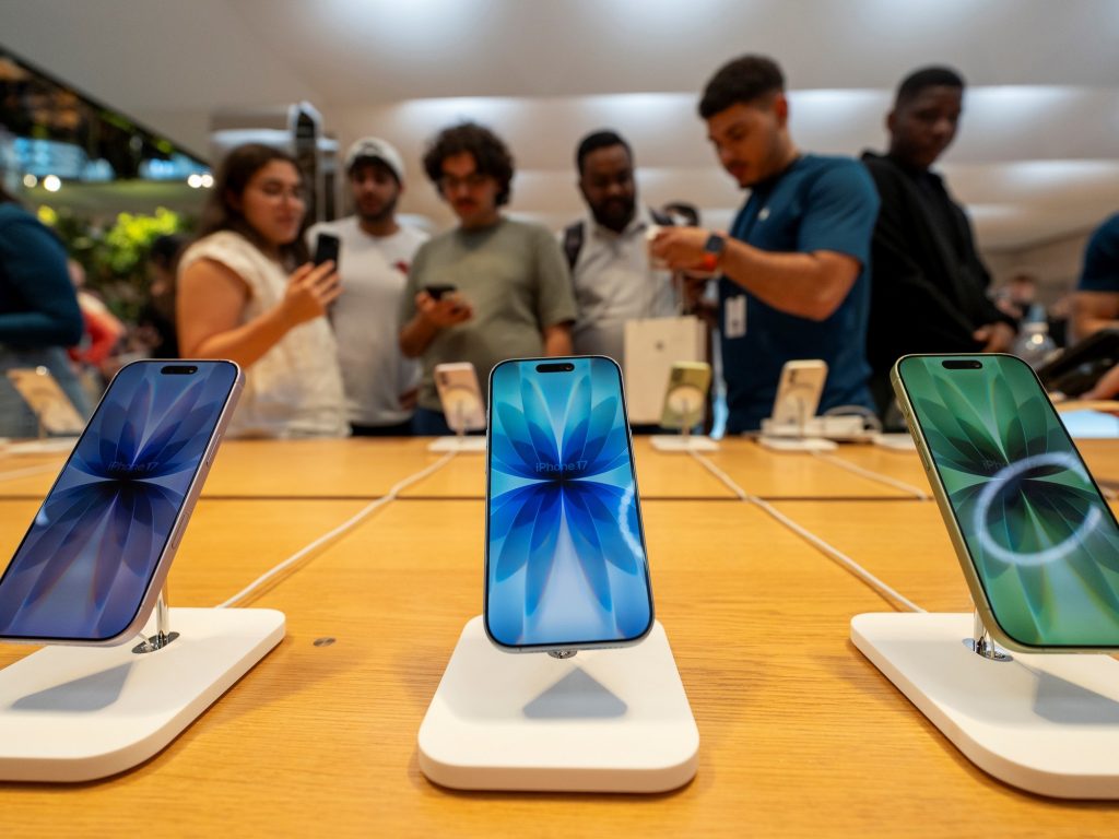 Se eliminan los aranceles a celulares y otros artículos, pero hay dudas sobre la baja de precios.