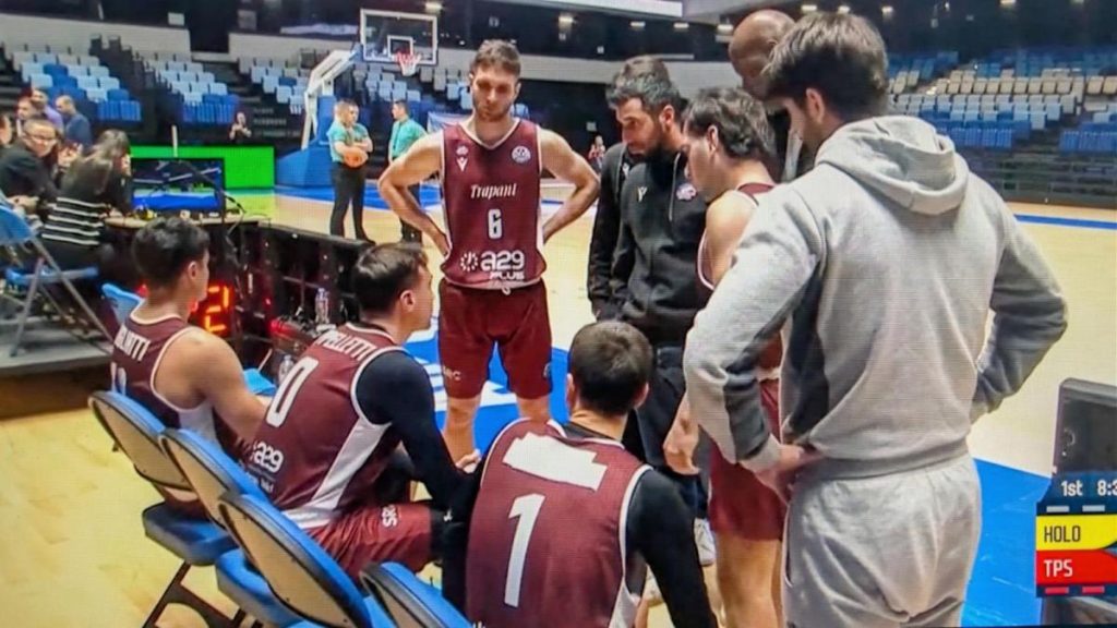 Se presentan con cinco jugadores y el partido acaba a los siete minutos.
